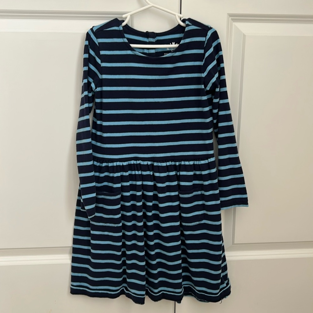 Primary long sleeve girls navy striped dress with front pockets. Size 6/7